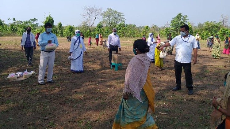Kharkhand-Chandwa-Diocesi-di-Daltonganj-Aiuta-Bisognosi-durante-pandamic--3.jpg