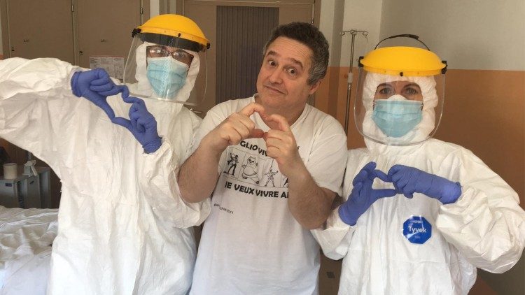 Andrea Antonuccio in ospedale accanto a due operatori sanitari