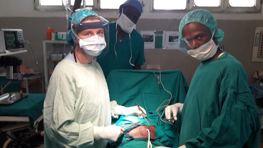 Suor Elisabetta in sala operatoria