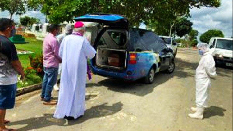Dom Leonardo Steiner abençoa funeral (foto arquivo)