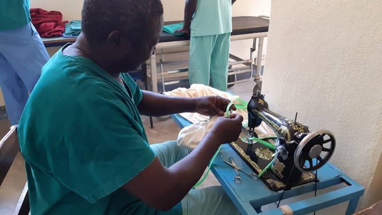 A confecção de máscaras no hospital