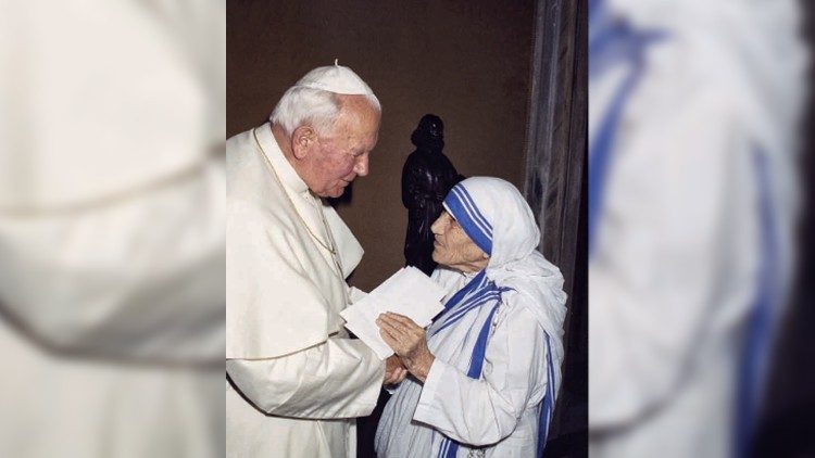 San Juan Pablo II con la Madre Teresa a quien beatificó el 19 de octubre de 2003, a sólo seis años de su muerte