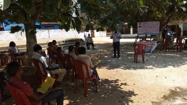 कोरोना वायरस पर जागृति लाते सिमडेगा के जेस्विट पुरोहित 