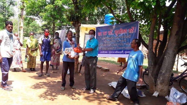 गुमला एराऊज संस्था द्वारा जरुरतमंदों को सहायता