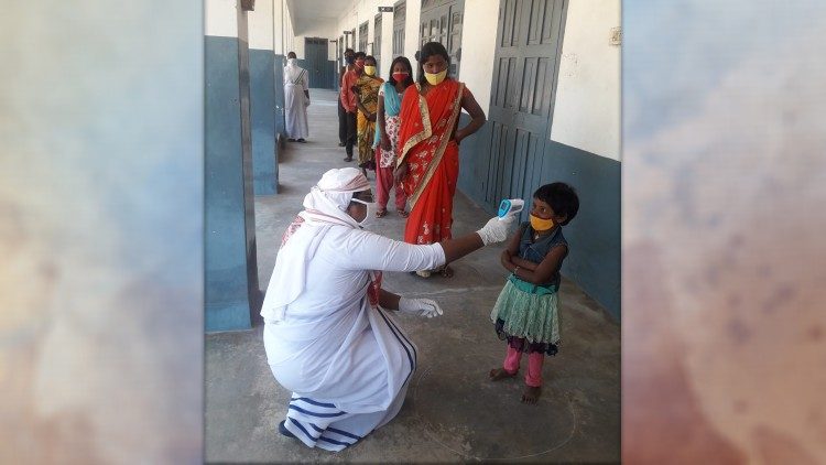 मांडर शेल्टर होम में प्रवासियों की जाँच करती संत अन्ना की धर्मबहनें