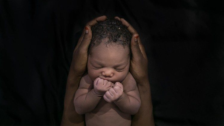 Se estima que 2.8 millones de mujeres embarazadas y bebés mueren cada año, o 1 cada 11 segundos.