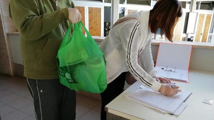 Parrocchia Santa Giovanna Antida Thouret: distribuzione di beni alimentari