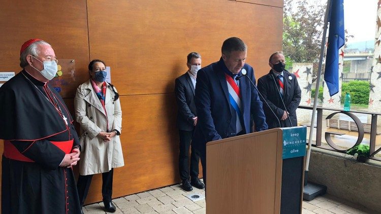 Mit Maske: Kardinal Hollerich am Samstag in Schengen