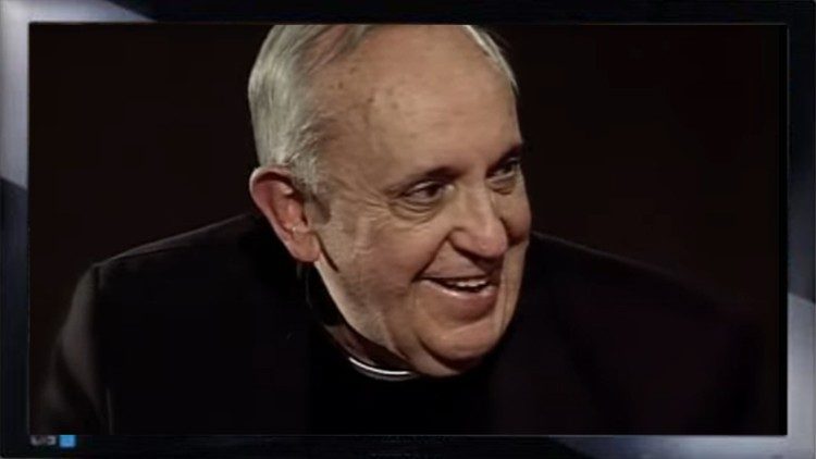 Il cardinale Bergoglio durante un'intervista ad una televisione argentina 