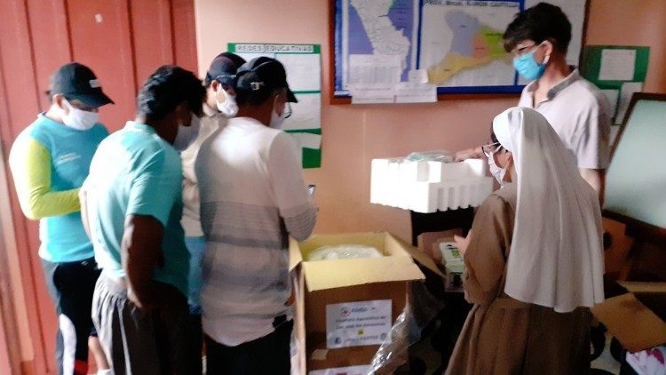 Amazônia. Indígenas recebendo assistência 