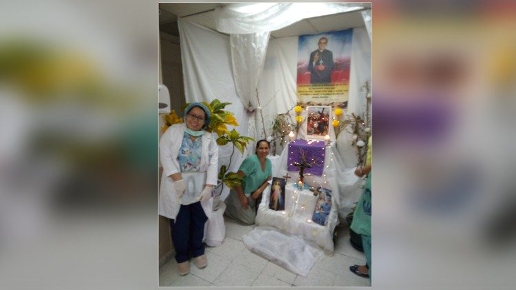 Susana Patricia Hernández de Doradea, trabaja en el hospital General en San Salvador, como enfermera especializada en sala de operaciones. 