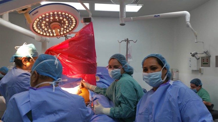 Susana Patricia Hernández de Doradea, trabaja en el hospital General en San Salvador, como enfermera especializada en sala de operaciones. 