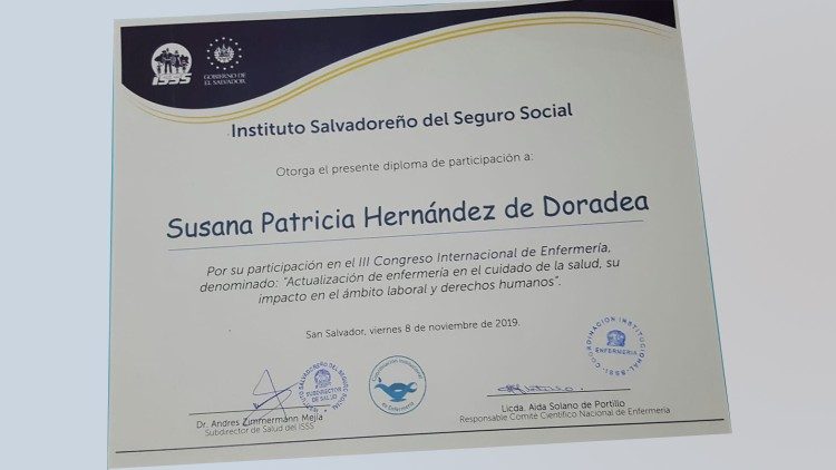 Susana Patricia Hernández de Doradea, trabaja en el hospital General en San Salvador, como enfermera especializada en sala de operaciones. 