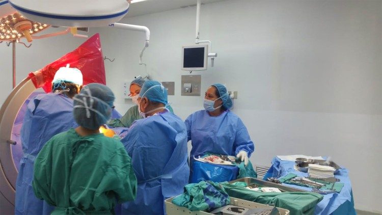 Susana Patricia Hernández de Doradea, trabaja en el hospital General en San Salvador, como enfermera especializada en sala de operaciones. 