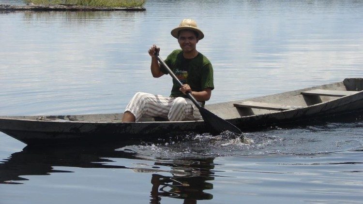 Joven pescador en aguas amazónicas.