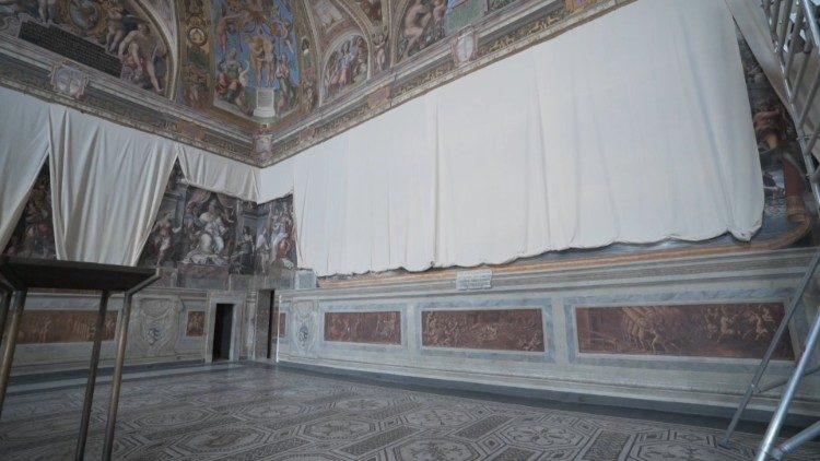 Las pinturas de la Sala de Constantino cubiertas por los lienzos 