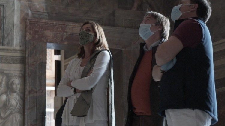 La directora de los Museos Vaticanos, Barbara Jatta, el director científico de la restauración, Guido Cornini y el director de la restauración, Fabio Piacentini 