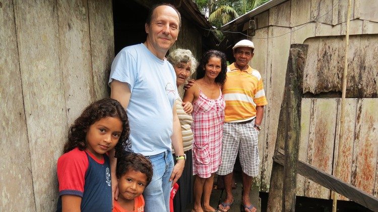 Padre Tony em missão