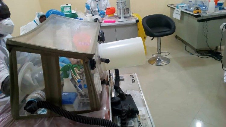 Boîte à gants de laboratoire