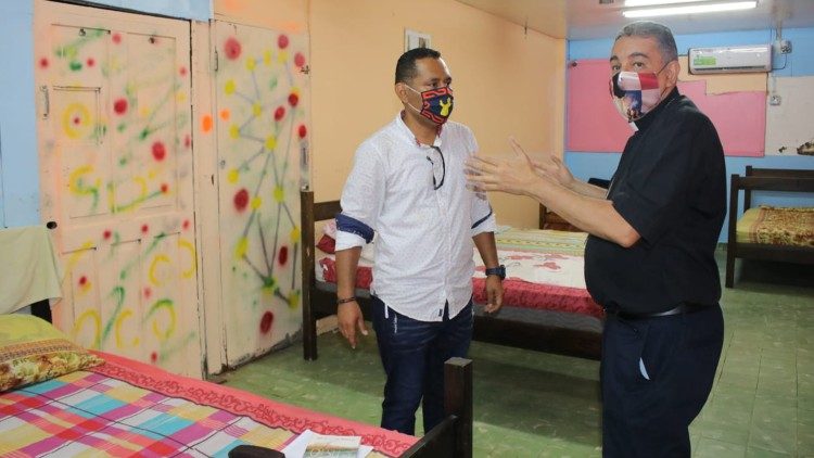 Monseñor Ulloa, inaugura el albergue para personas de la calle.