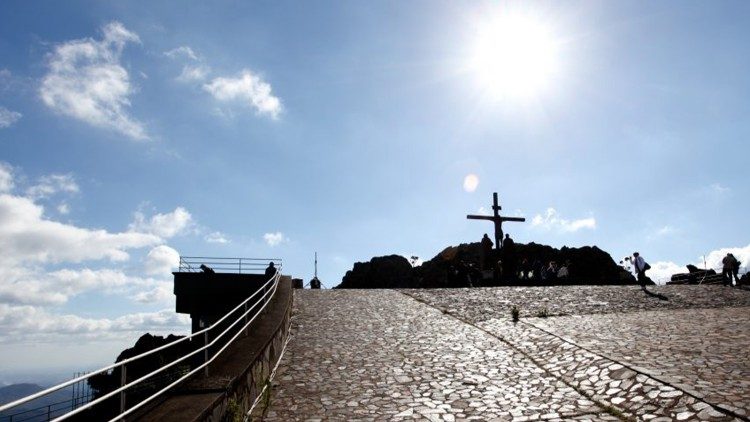 O local fica no alto da serra mineira