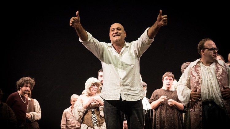 Teatroterapia e disagio mentale, scambio di ricchezze  Dal 1992, l’Associazione Teatro Patologico svolge attività teatrale coinvolgendo persone con gravi problemi psichici. Da oltre due mesi i corsi didattici, pedagogici e teatrali si sono dovuti fermare a causa della ben nota pandemia, interrompendo il percorso di libertà emotiva e mentale dei ragazzi con disabilità