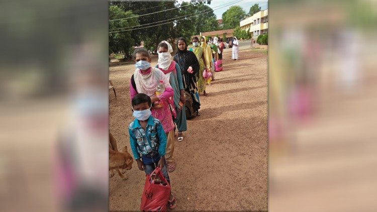 संत अन्ना शेल्टर होम पहुँचे अप्रवासी