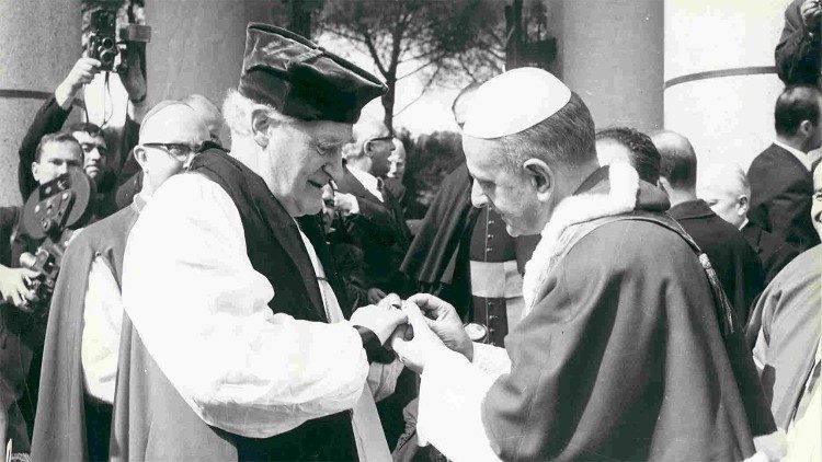 Paul VI offre son anneau au Primat Michael Ramsey 