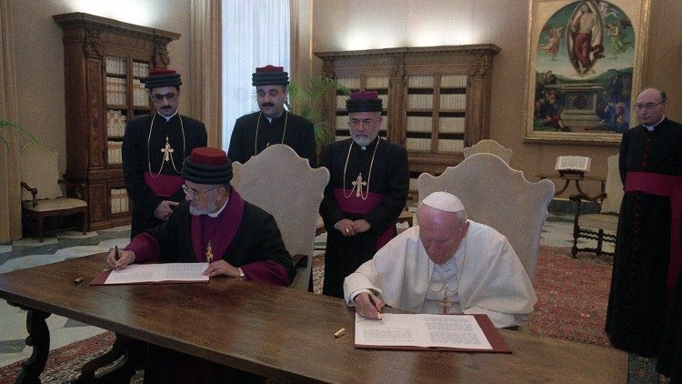 1994-John-Paul-II-and-Mar-Dinkha-IV-Common-Declaration.jpg