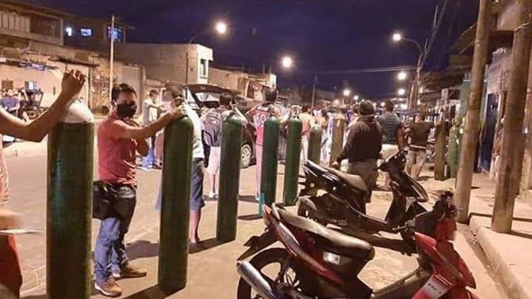 Kolejki do naładowania butli z tlenem 