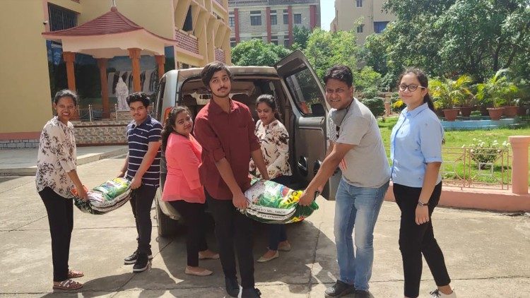 Jovens ajudando os pobres