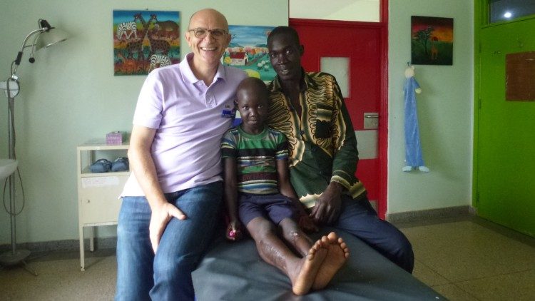 Bambina con il papà e il dott. Loro che le ha ricostruito la gamba sinistra, dopo una grave infezione ossea