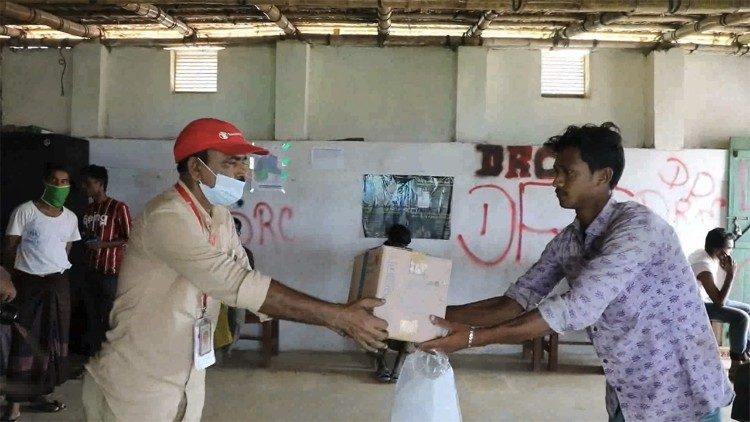 Distribuzione di biscotti energetici in un campo di Cox's Bazar