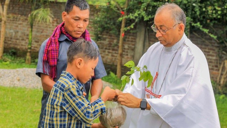 Bishop George Pallipparambil of Miao receiving a sapling during Mass on May 22, 2020. 