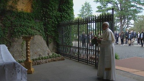 «Під Твій захист прибігаємо». Розарій з Папою в намірі людства
