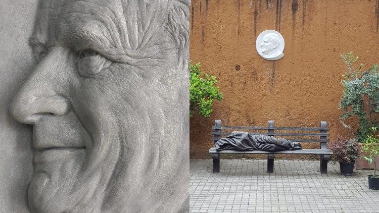 Watykan: uśmiechnięty Jan Paweł II wita ubogich