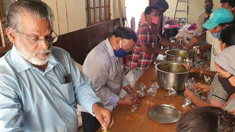  प्रवासी मजदूरों के लिए नास्ता तैयार कर रहे धर्माध्यक्ष आनंद, फादर टोमी और टीम