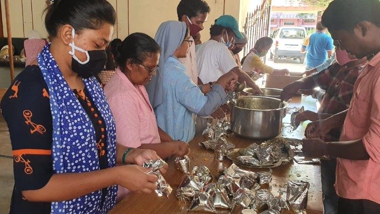 नास्ता तैयार कते हुए  टीम के सदस्य