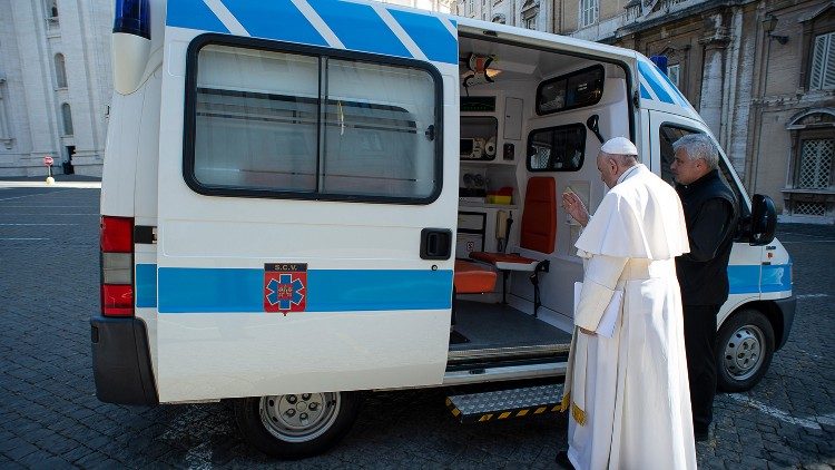 Il Papa benedice l'ambulanza dei poveri, accanto al lui il cardinale Krajewski