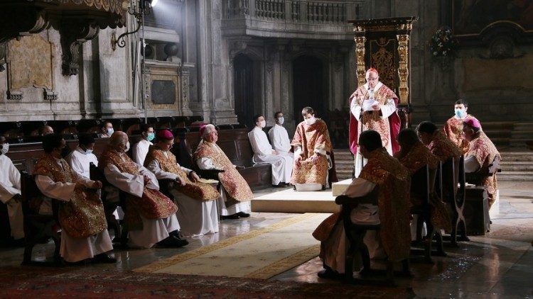 Patriarca Manuel Clemente durante a Missa na Catedral de Lisboa 