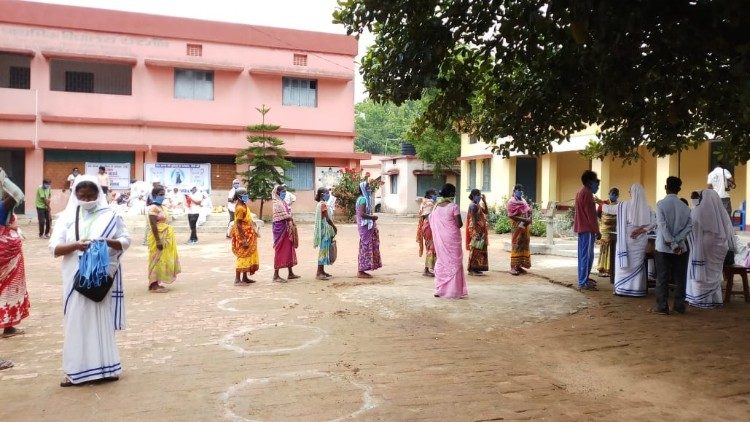 लोगों को राशन प्रदान करतीं धर्मबहनें