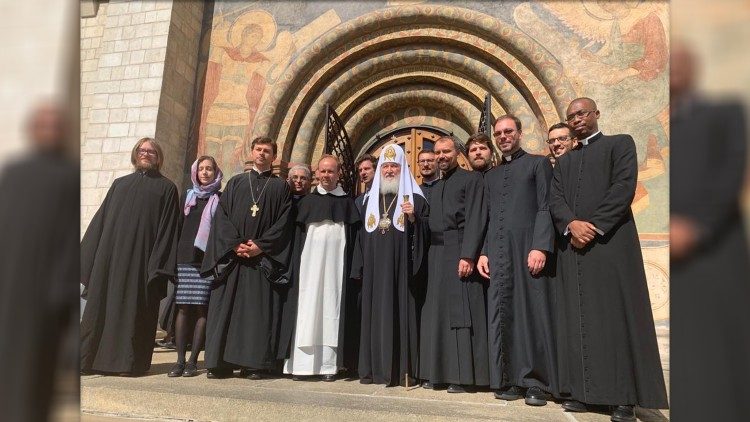 Patriarcha Moskwy Cyryl z o. Destivelle (po lewej w habicie dominikańskim)