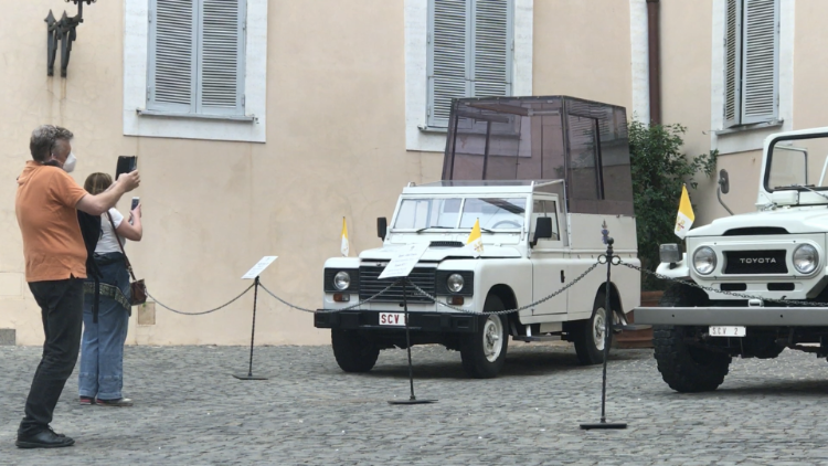 Ein Papamobil im Hof des Apostolischen Palastes