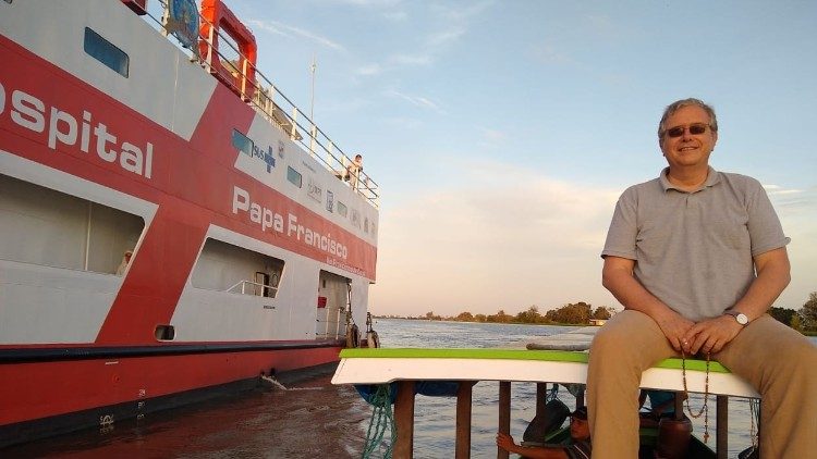 Biskup Bahlmann před plovoucí nemocnicí