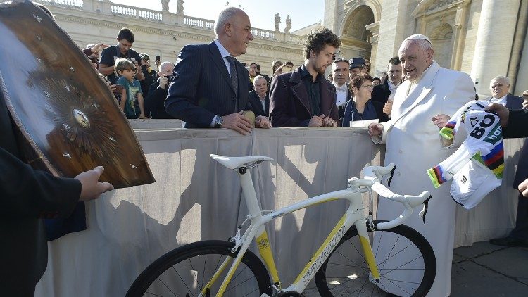 Le Pape François rencontre le cycliste Peter Sagan, lors d'une audience