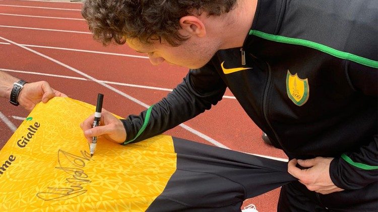 Filippo Tortu mette la propria firma sul body per l'asta