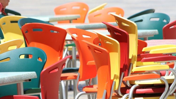Le sedie accatastate di un locale senza clienti