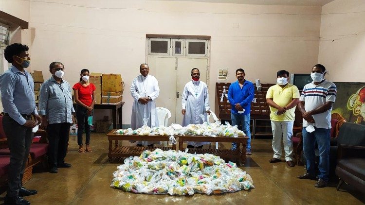 मीडियाकर्मियों के साथ राँची महाधर्मप्रांत के धर्माध्यक्ष 