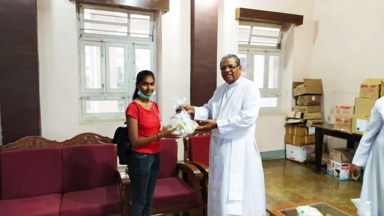 सुरक्षा उपकरण का वितरण करते महाधर्माध्यक्ष फेलिक्स