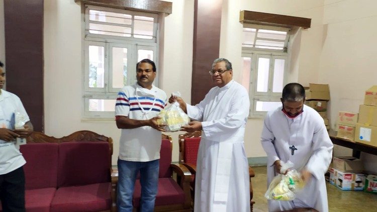 सुरक्षा उपकरण बांटते राँची के धर्माध्यक्ष